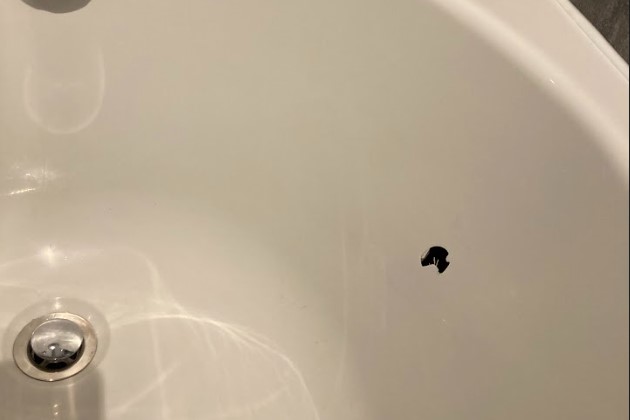 Bath tub with hole needing repaired